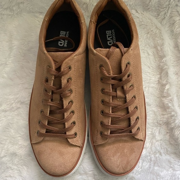 NEW me s Wolverine light brown BLVD Sneaker size 9. - Picture 1 of 6